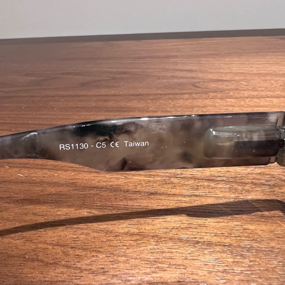 Readers 2.50 fun quirky style. - Picture 2 of 4